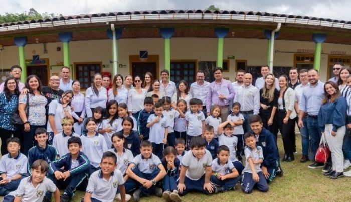 Estudiantes, docentes y directivos de la Institución Educativa Boquía en Salento, Quindío, fueron beneficiados con computadores, tablets, kits de robótica y conexión a internet