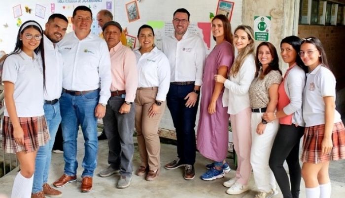 Estudiantes, docentes y directivos del corregimiento de Arauca en Palestina, Caldas, recibieron dotación tecnológica por $2.800 millones