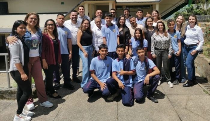 500 estudiantes y docentes de Balboa, Risaralda, recibieron computadores, tablets, kits de robótica y conexión a internet