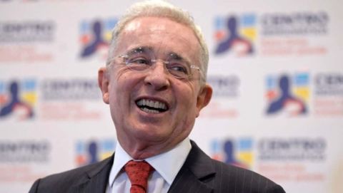 Buscan retirar placa en el congreso en honor a Alvaro Uribe mediante acción de nulidad 