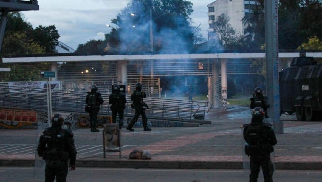 Imagen de Violentos Enfrentamientos entre Encapuchados y Policía en Bogotá