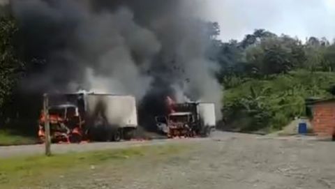 ELN incendia dos camiones en la vía Quibdó - Medellín y deja la carretera bloqueada